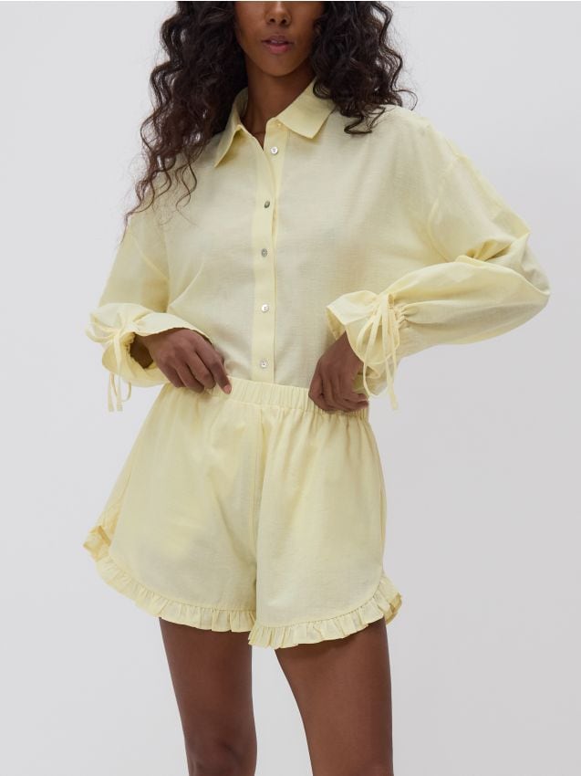 Reserved - Bawełniane szorty z falbankami - jasnożółty