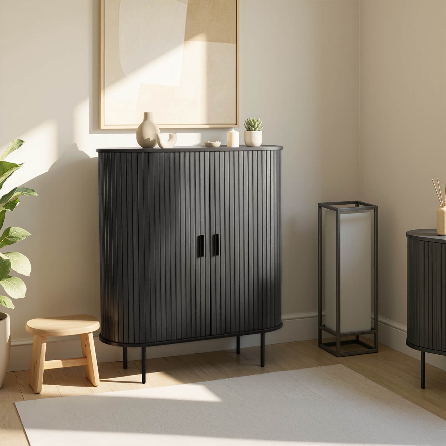 Komoda Wysoka Rozsuwana TRISH 100 cm Czarna Dwudrzwiowa Ryflowana Nowoczesna