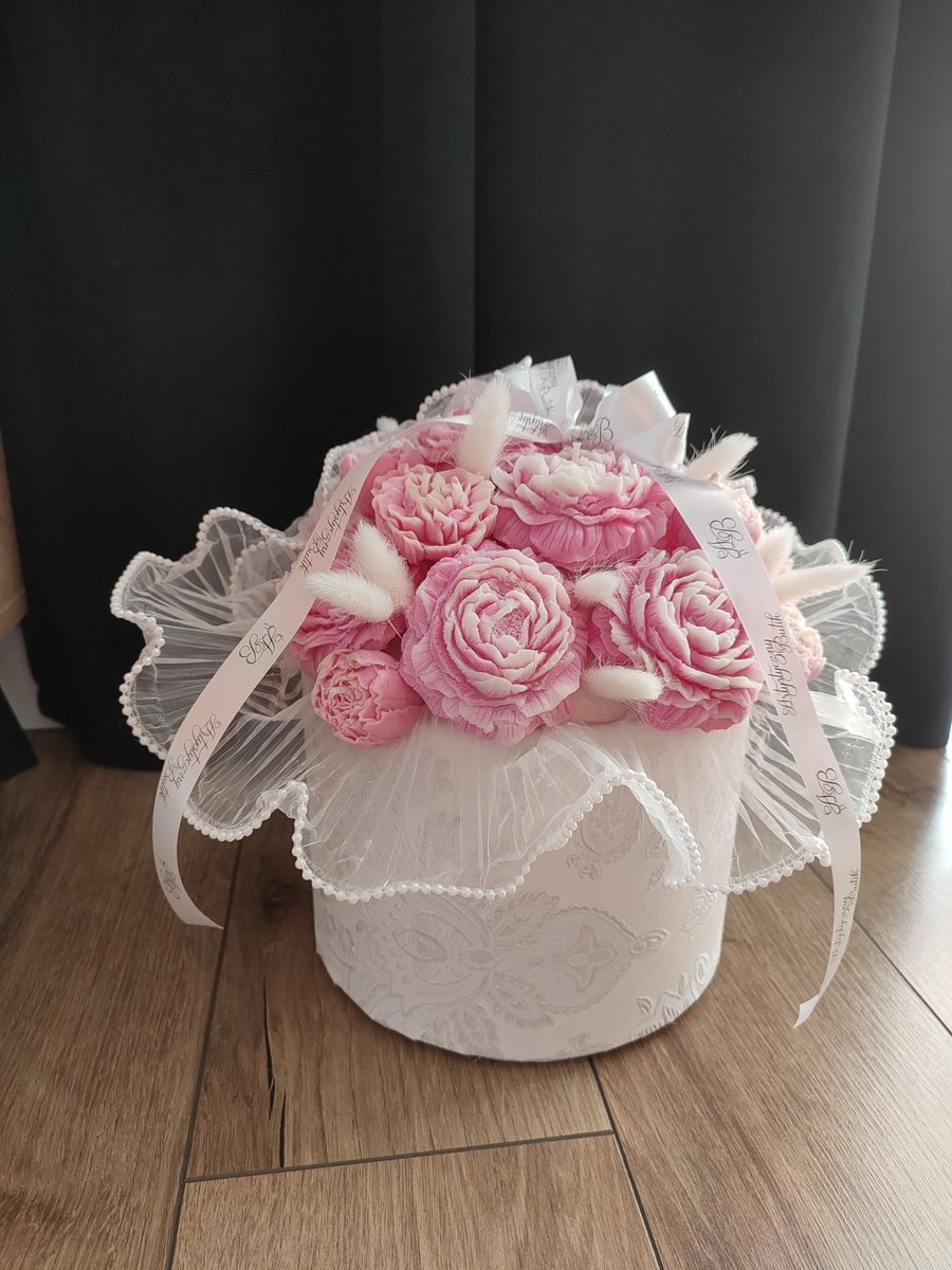 Box duży biało różowe piwonie flower box bukiet świec sojowych