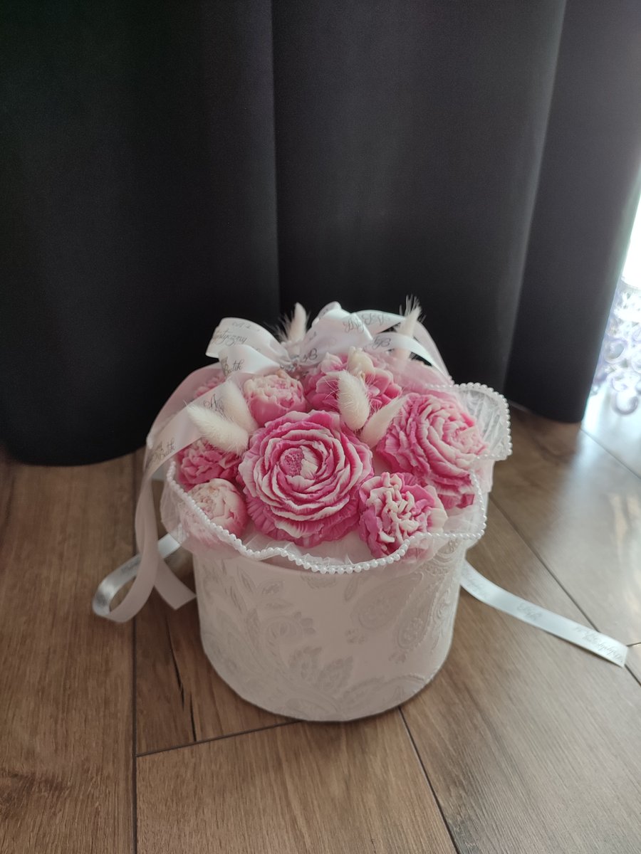 Box średni biało różowe piwonie jasny róż flower box świec sojowych