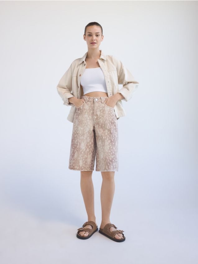 Reserved - Jeansowe bermudy ze zwierzęcym wzorem - beżowy