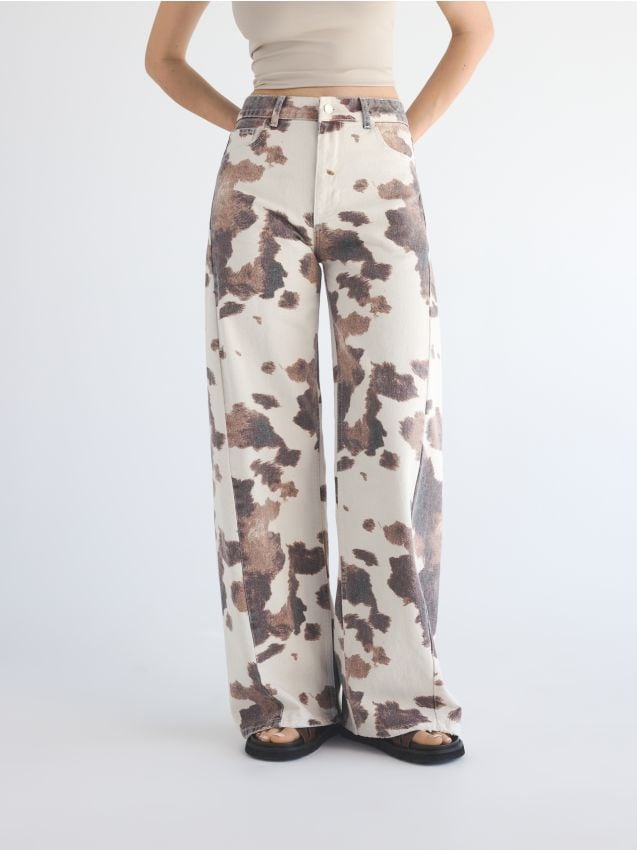 Reserved - Jeansy wide leg ze zwierzęcym wzorem - wielobarwny