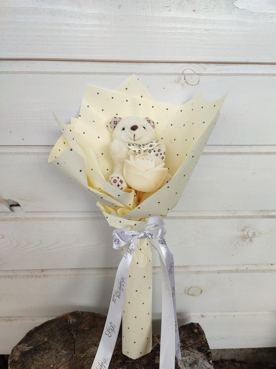 Bukiet z misiem krem świeca sojowa