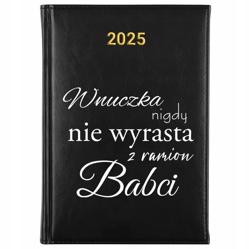 Kalendarz Czarny A5 2025 WNUCZKA NIE WYRASTA Z RAMION BABCI Wzory