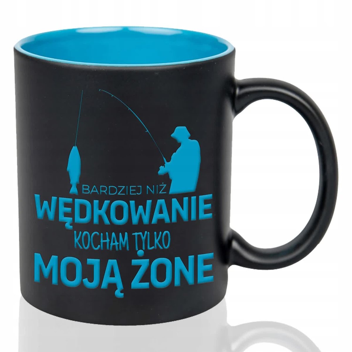 Kubek Grawer NIEBIESKI PREZENT MĘŻA Bardziej niż wędkowanie kocham żone Wz