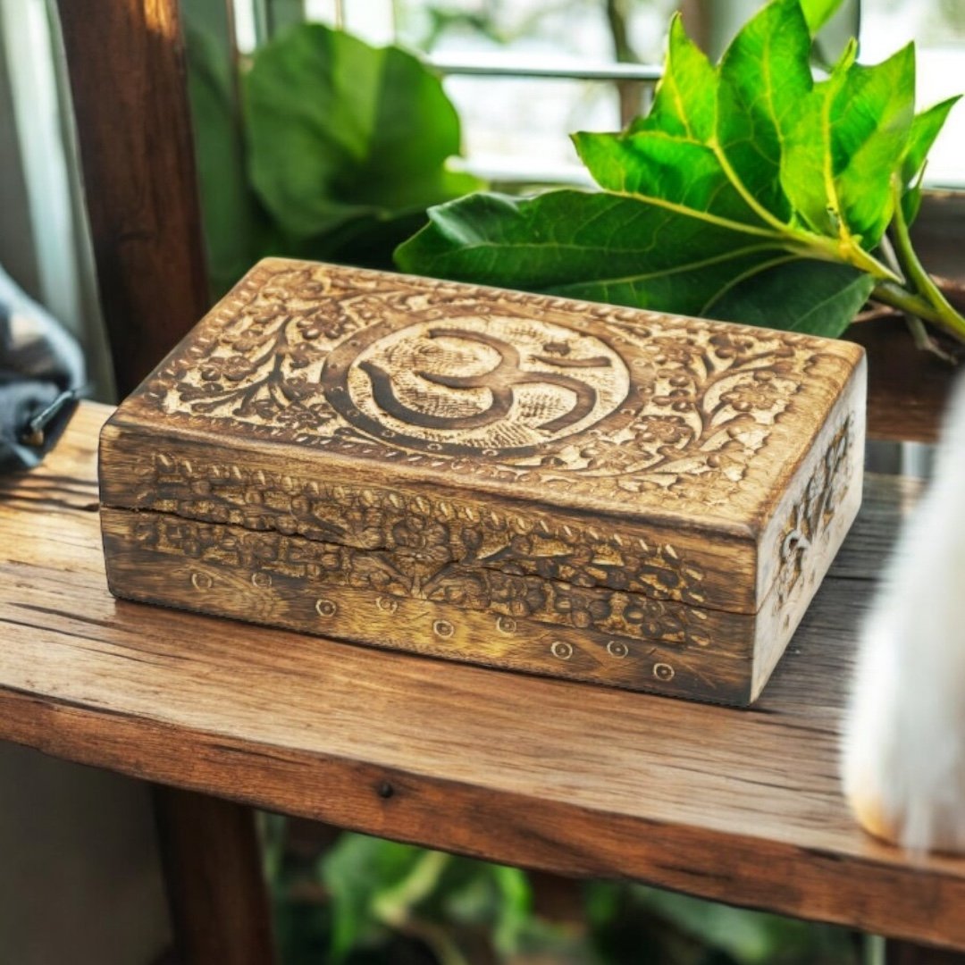 Szkatułka Drewniana z Symbolem Om Ręcznie Rzeźbiona Drewna Mango Na Prezent