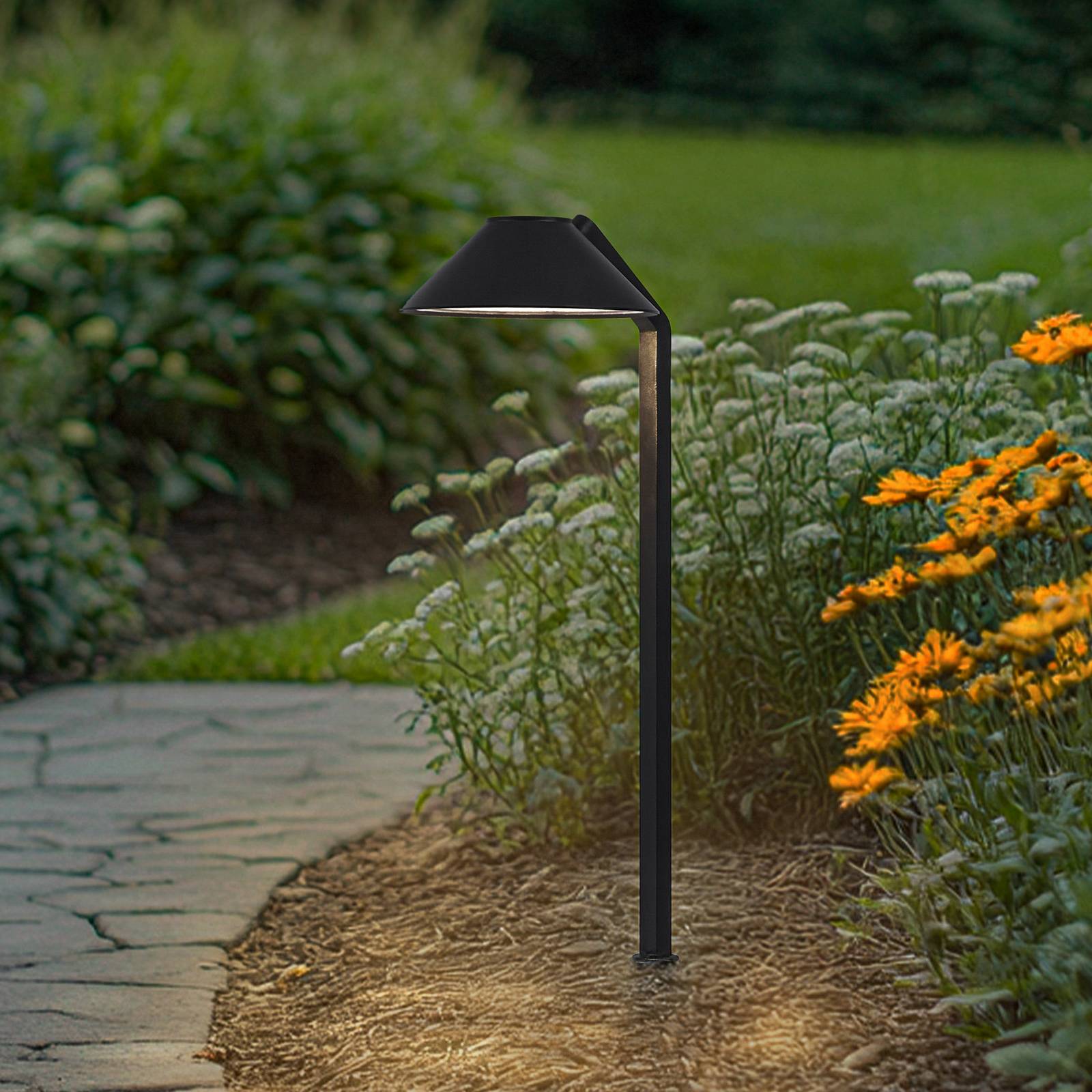 Lindby Lampa z grotem ziemnym LED Capelo, czarna, aluminium, wysokość 77 cm