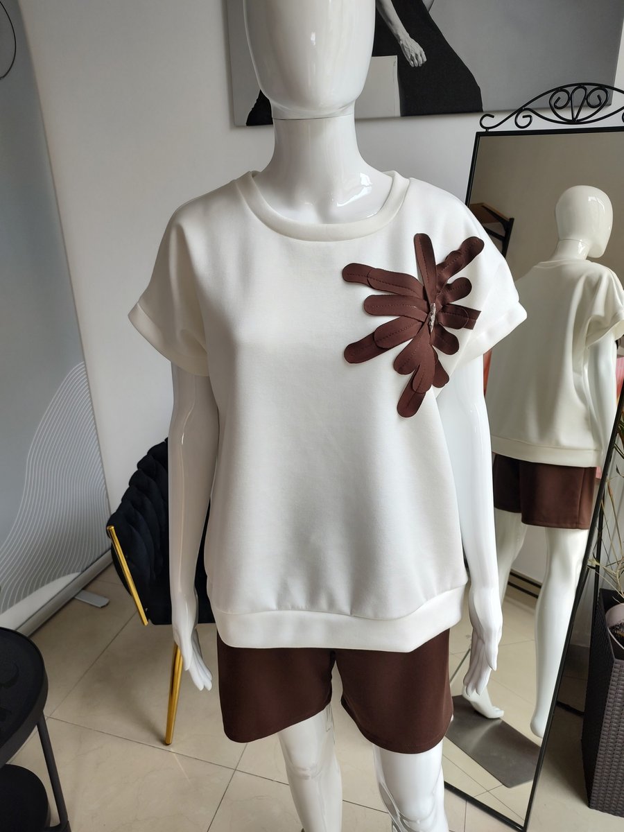 Masełkowy letni komplet dresowy z kwiatkiem - czekoladowy One size