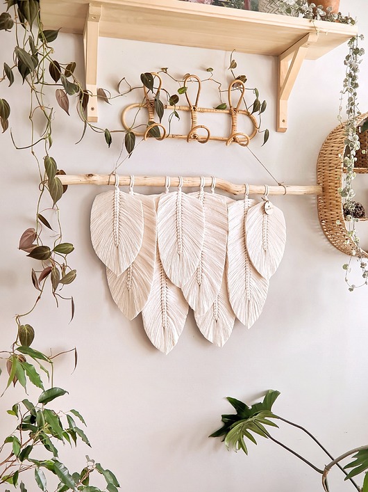 Makrama z piórami liśćmi dekoracja na ścianę w stylu boho