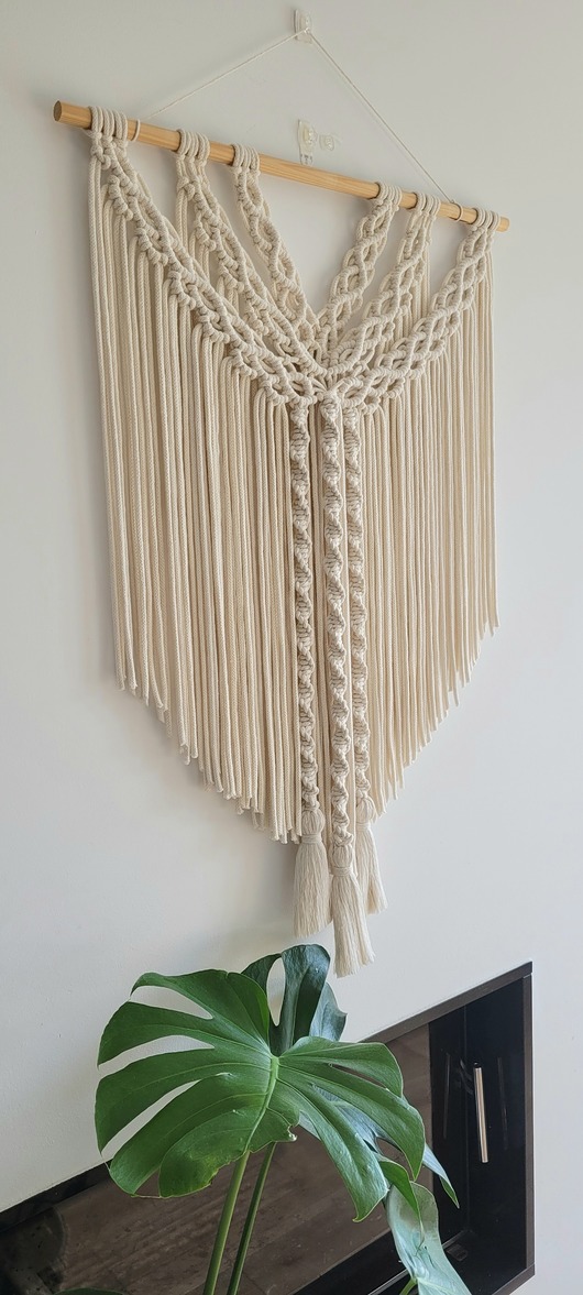 Makrama ecru na ścianę z chwostami, ozdoba boho do salonu