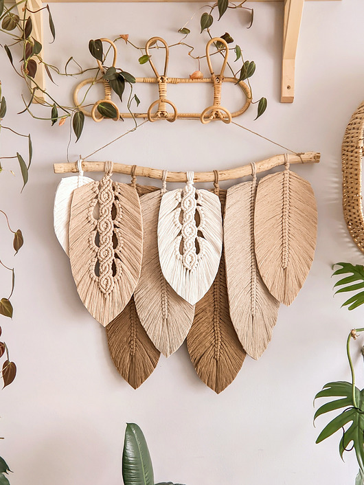 Beżowa dekoracja na ścianę w stylu boho / skandynawskim, plecione liście