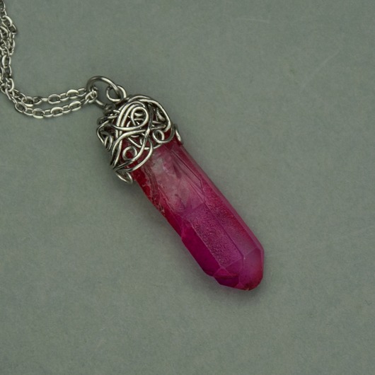 Wisiorek talizman różowy kryształ górski wire wrapping