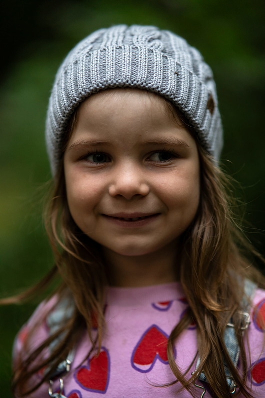 OWIECZKA RWS - wełniana czapka dla dzieci z warkoczem jasny szary