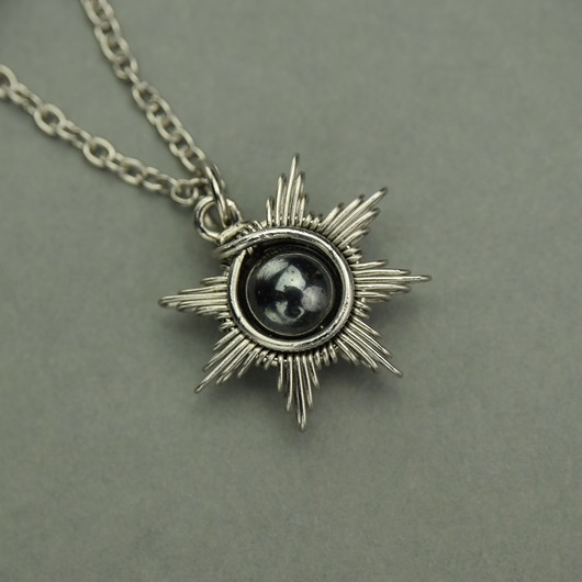 Mały wisiorek słoneczko hematyt wire wrapping słońce