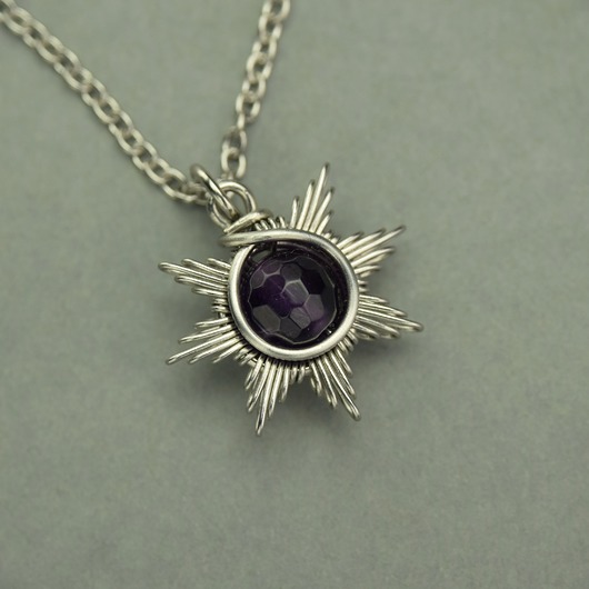 Mały wisiorek słoneczko fioletowy ametyst wire wrapping słońce