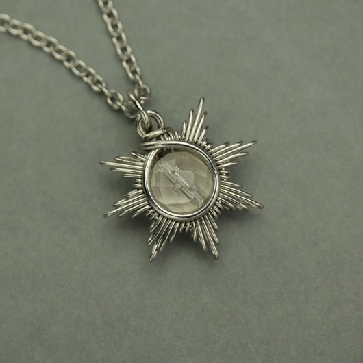 Mały wisiorek słoneczko kryształ górski wire wrapping słońce gwiazdka