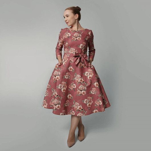 Elegancka sukienka midi rozkloszowana różowa w kwiaty retro