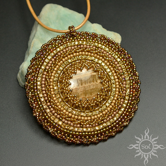 Escudo, wisior z aragonitem, haft koralikowy