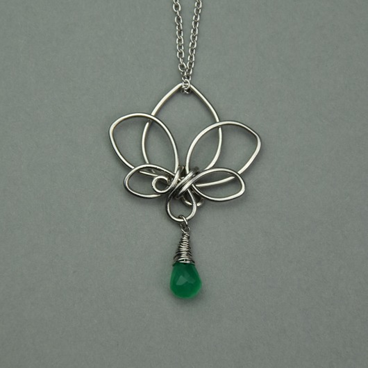 Wisiorek kwiat lotosu zielony onyks wire wrapping