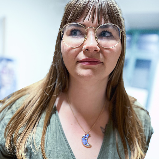 Delikatny naszyjnik z żywicy z niezapominajkami