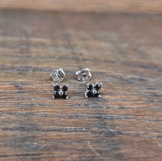 Kolczyki srebrne malutkie czarne kwiatuszki