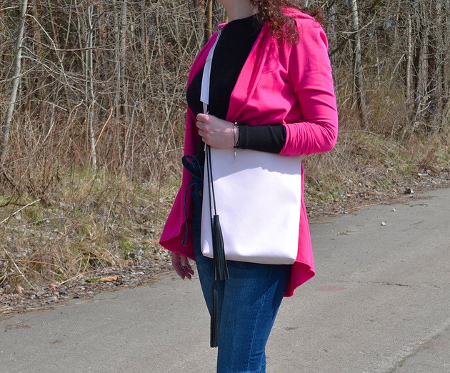 Jasnoróżowa torebka z frędzlami