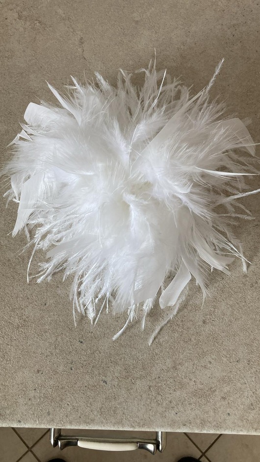 Broszka z piór strusich i gęsich biała