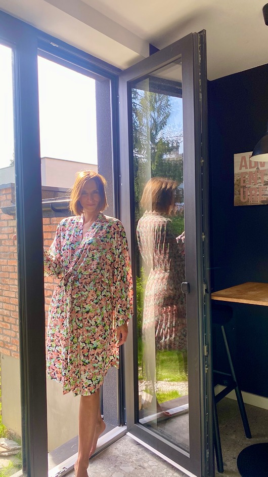 Szlafrok narzutka kimono w drobne kwiaty na czarnym