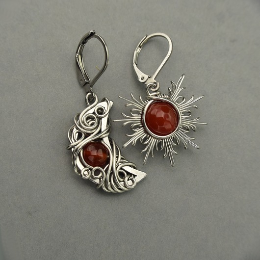 Asymetryczne kolczyki księżyc i słońce karneol wire wrapping