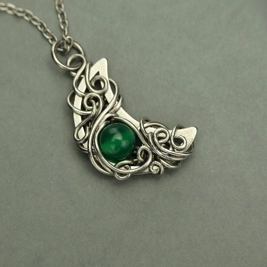 Wisiorek księżyc onyks zielony wire wrapping