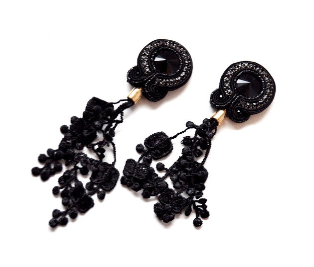 Sutaszowe kolczyki NERO z haftowanymi kwiatami _ KOLEKCJA 2023