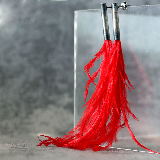 Srebrne kolczyki PIÓRA EMU czerwone