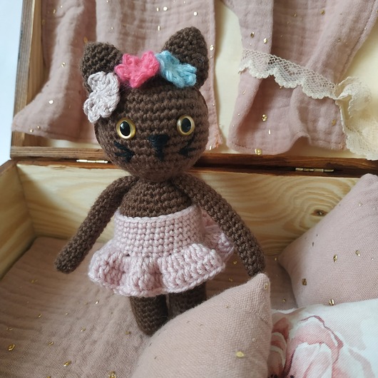 Kotek w ubranku w drewnianej skrzyneczce z akcesoriami OD RĘKI