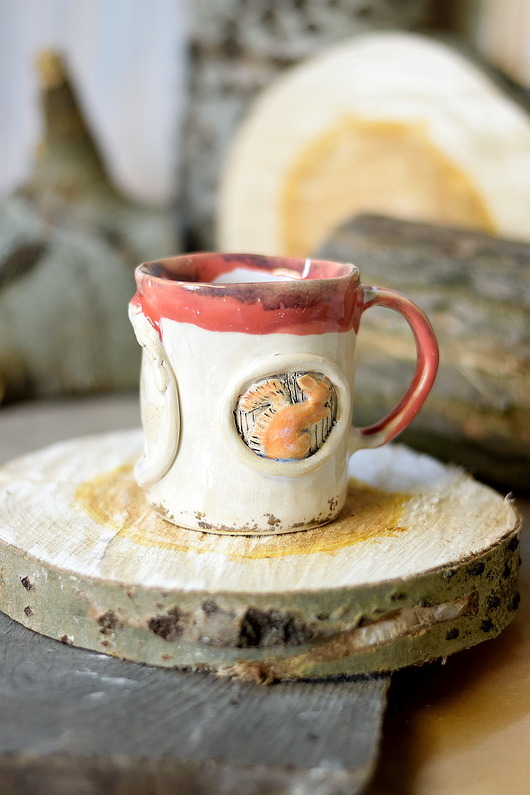 Ceramiczny kubek z wiewiórką.