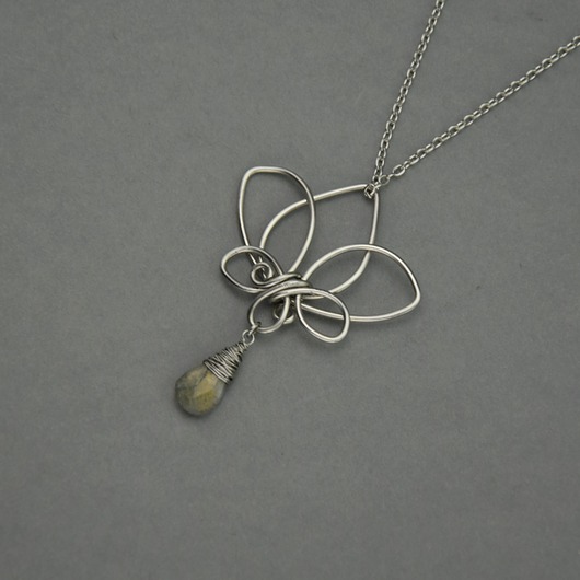 Wisiorek kwiat lotosu labradoryt wire wrapping