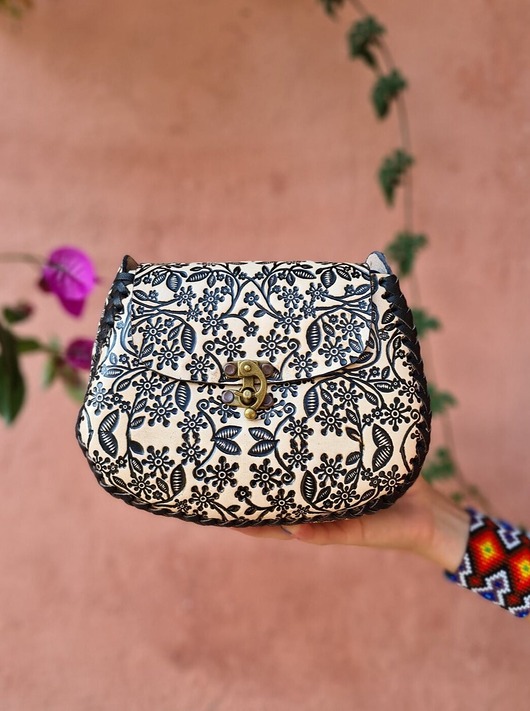 Torebka skórzana Margaritta biała czarna kwiaty ręcznie robiona