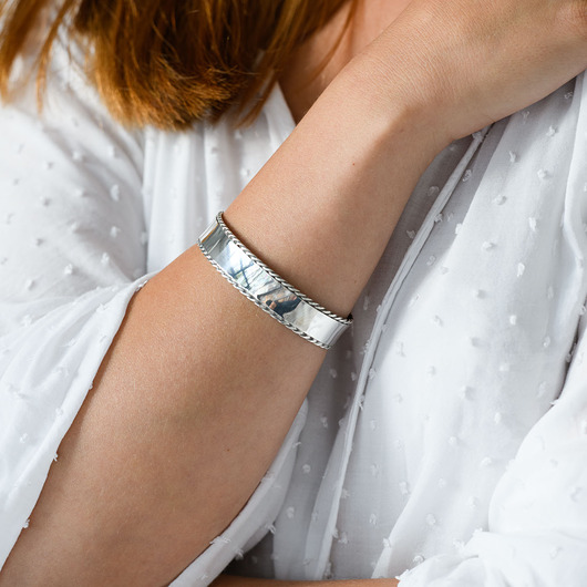 Bransoleta doginana z zdobionymi krawędziami, typu C