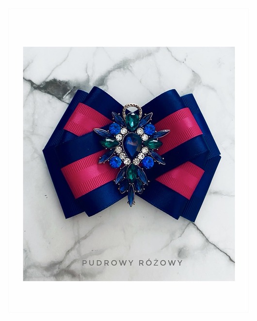 Brosza z kolekcji COLOR z granatowymi i szmaragdowymi kryształkami