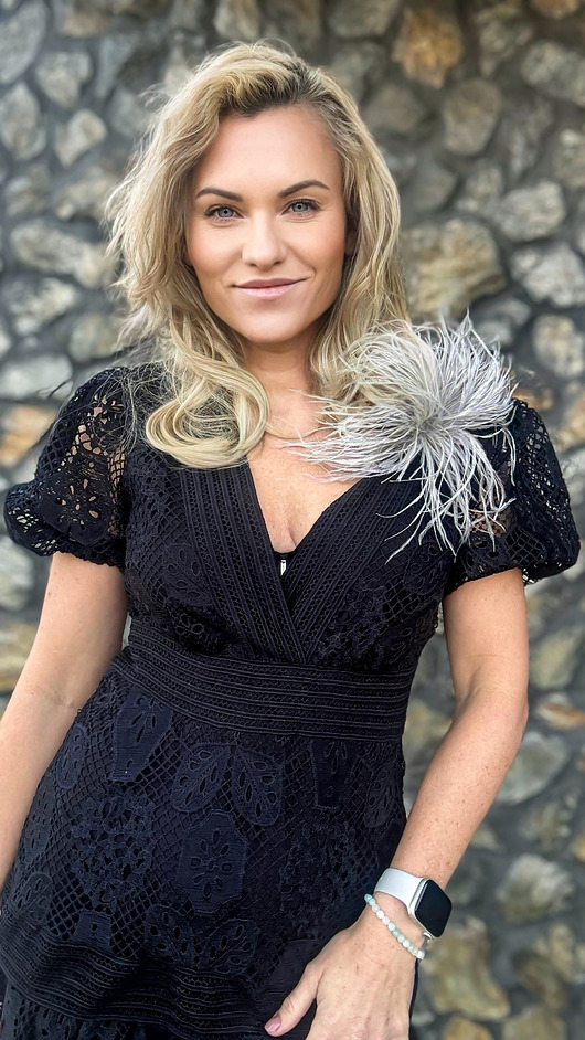 Broszka ze strusich piór jasny szary/srebrny Medium