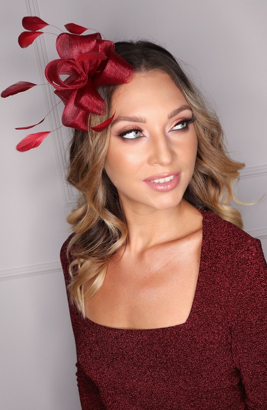 MARENA bordo fascynator z piórkami duży kwiat