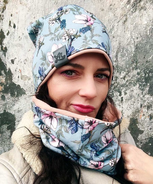 Cienka czapka damska z kominem wiosenna w kwiaty niebieska