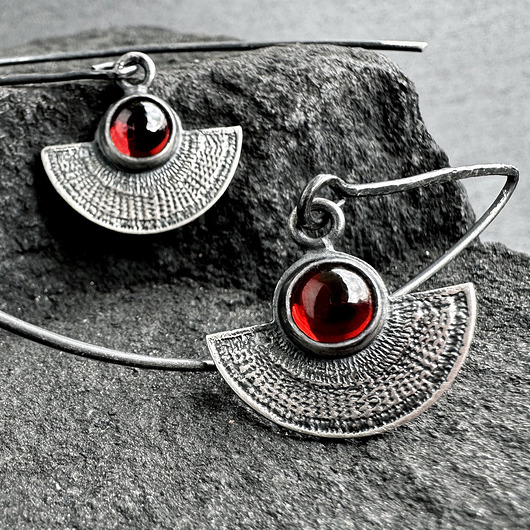 Orientalne kolczyki srebrne wachlarze z granatem