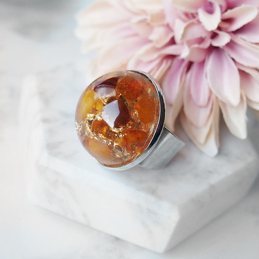 EFEKTOWNY DUŻY PIERŚCIONEK z bursztynem bałtyckim