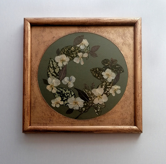 Obraz, kompozycja z kwiatów fiołka. Drewniane złote ramy.