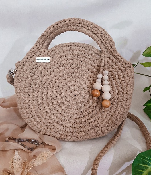 Okrągła torebka na szydełku ze sznurka - whiskey