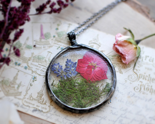 Suszone kwiaty w okrągłym naszyjniku, duży