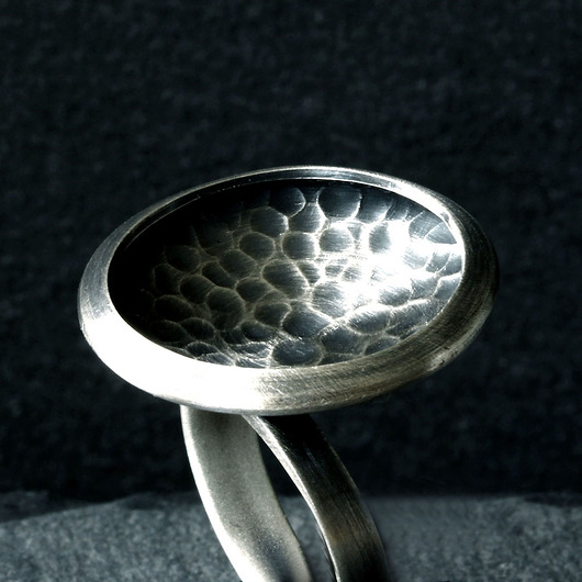 Oksydowany pierścionek z teksturowanego srebra