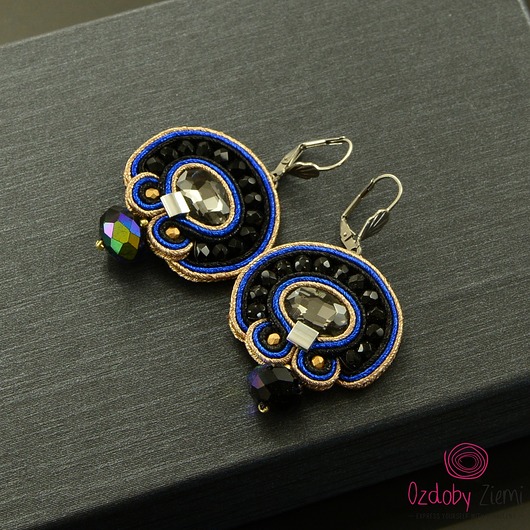 Czerń, złoto i szafir - delikatne kolczyki sutasz