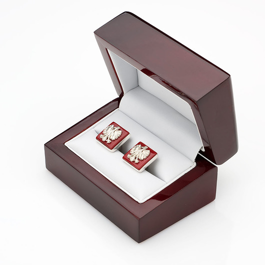 Spinki do koszuli ze srebrnym orzełkiem na czerwonym tle + pudełko drewniane.