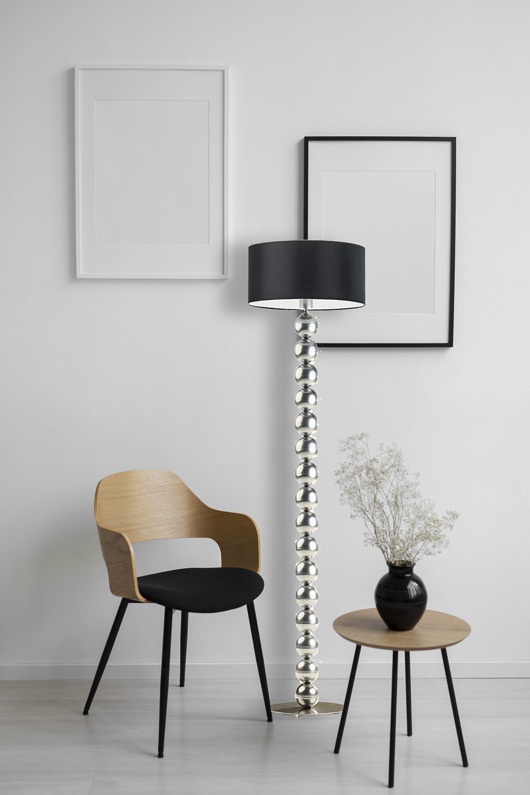 Nowoczesna lampa stojąca z kulami przy podstawie GIZA w kolorze srebrno-czarnym